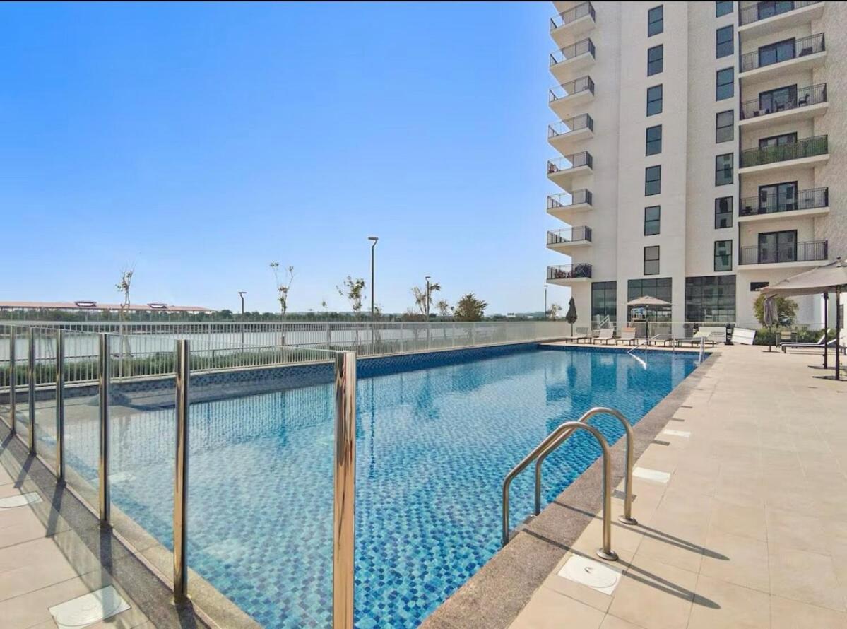 Water Edge 1br Retreat Prime Location Scenic Views *